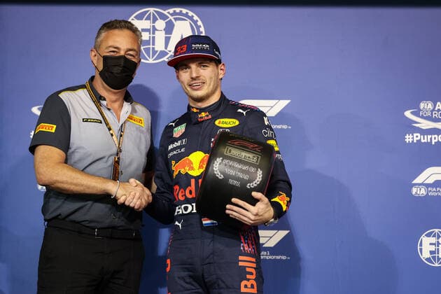 VERSTAPPEN Max (ned), Red Bull Racing Honda RB16B, portrait pole position Pirelli award during the Formula 1 Etihad Airways Abu Dhabi Grand Prix 2021, 22th round of the 2021 FIA Formula One World Championship, WM, Weltmeisterschaft from December 10 to 12, 2021 on the Yas Marina Circuit, in Yas Island, Abu Dhabi - F1 - ABU DHABI GRAND PRIX 2021 DPPI Panoramic  00121045_AV6_7734