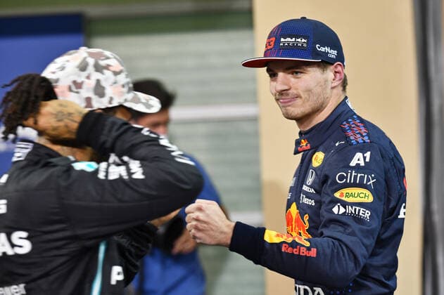 11 12 2021, xekx, Formula 1 FIA, Abu Dhabi Grand Prix 2021 emspor, v r 1 grid position, Max Verstappen Red Bull Racing, 33 congratulates Lewis Hamilton Mercedes AMG Petronas, 44 to 2 grid position DFL DFB REGULATIONS PROHIBIT ANY USE OF PHOTOGRAPHS as IMAGE SEQUENCES and or QUASI VIDEO Abu Dhabi eel-fotografie Eberhard Krieger