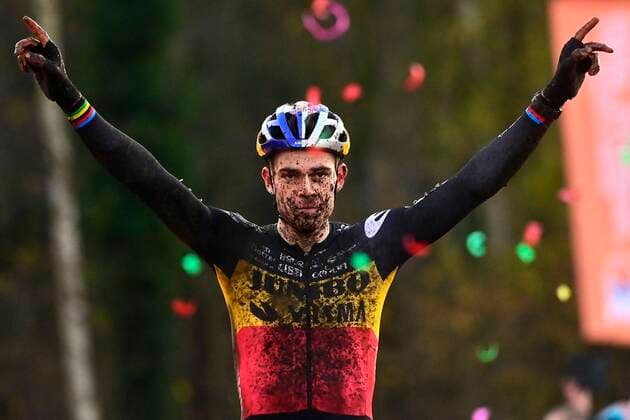 Bilder des Jahres 2021, Sport 12 Dezember Sport Themen der Woche KW49 Sport Bilder des Tages ESSEN, BELGIUM - DECEMBER 11 : VAN AERT Wout (BEL) of TEAM JUMBO - VISMA celebrates the win during the Ethias Robotland CX Essen Cyclocross race on December 11, 2021 in Essen, Belgium, 11 12 2021 ( Ethias Cross Essen cyclocross race - 2021 PhotoNews Panoramic 