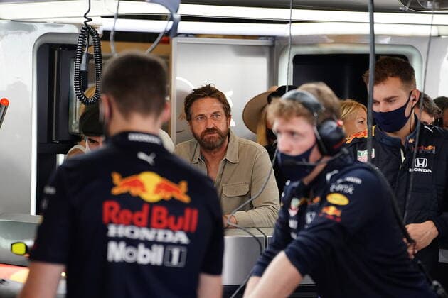 FORMULA 1 ETIHAD AIRWAYS ABU DHABI GRAND PRIX 2021 11 12 2021, Yas Marina Circuit, Abu Dhabi, FORMULA 1 ETIHAD AIRWAYS ABU DHABI GRAND PRIX 2021 , pictured is actor Gerard Butler visiting the Red Bull Box. nordphotoxGmbHx xBratic nph00250