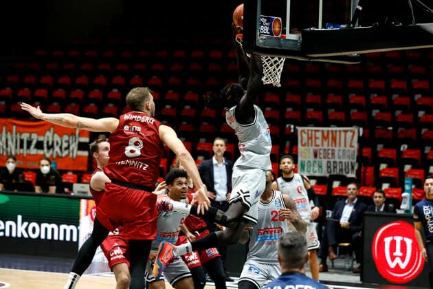 11 12 2021, Nuni Omot, Jobstairs Giessen 46ers, Jan Niklas Wimberg, Niners Chemnitz Chemnitz Sporthalle am Schlossteich Saxony Germany