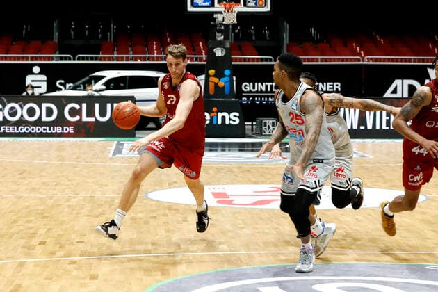 11 12 2021, Mindaugas Susinskas, Niners Chemnitz, Phillip Fayne II, Jobstairs Giessen 46ers Chemnitz Sporthalle am Schlossteich Saxony Germany