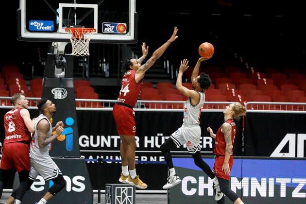 11 12 2021, Jalen Tate, Jobstairs Giessen 46ers, Darion Atkins, Niners Chemnitz Chemnitz Sporthalle am Schlossteich Sachsen Germany