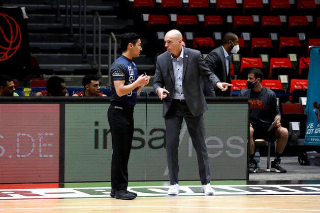 11 12 2021, Rodrigo Pastore head coach , Niners Chemnitz talking to the referee Chemnitz Sporthalle am Schlossteich Sachsen Germany