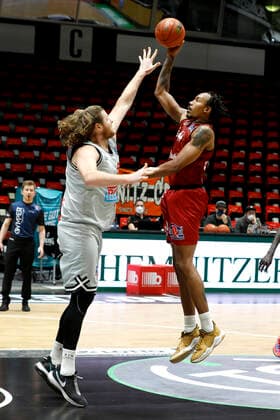11 12 2021, Darion Atkins, Niners Chemnitz, John Bryant, Jobstairs Giessen 46ers Chemnitz Sporthalle am Schlossteich Sachsen Germany