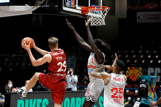 11 12 2021, Mindaugas Susinskas, Niners Chemnitz, Nuni Omot, Jobstairs Giessen 46ers Chemnitz Sporthalle am Schlossteich Saxony Germany