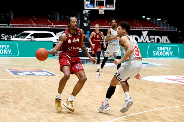 11 12 2021, Darion Atkins, Niners Chemnitz, Maximilian Begue, Jobstairs Giessen 46ers Chemnitz Sporthalle am Schlossteich Saxony Germany