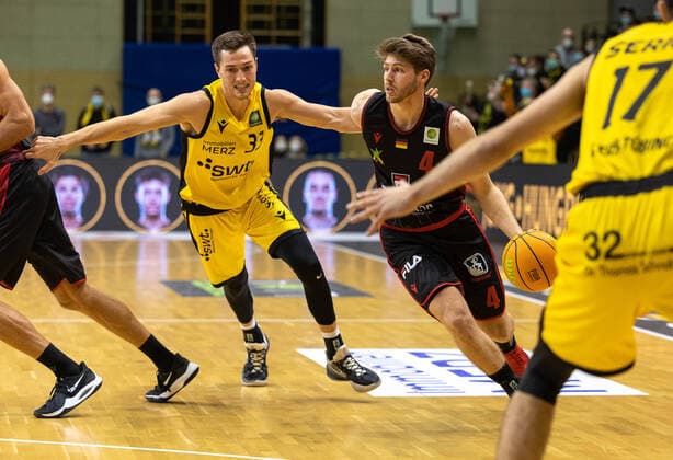 Thorben Doeding Artland Dragons, 4 , Ryan Mikesell Tigers Tuebingen, 33 ¨¨Tigers Tuebingen vs Artland Dragons, 2 Basketball, Bundesliga, Pro A, Barmer 2 Basketball, Matchday 13, Season 2021 2022, 11 12 2021, ¨¨ Tigers Tuebingen Artland Dragons, Basketball, 2 Bundesliga, Barmer 2 Basketball, Matchday 13, Season 2021 2022, 11 12 2021 Rottenburg. Copyright: xDennisxDuddek xEibnerxPressefotox EP_DDK