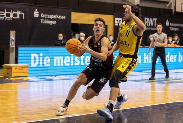 Zachary Ensminger Artland Dragons, 1 , Erol Ersek Tigers Tuebingen, 11 ¨¨Tigers Tuebingen vs Artland Dragons, 2 Basketball, Bundesliga, Pro A, Barmer 2 Basketball, Matchday 13, Season 2021 2022, 11 12 2021, ¨¨ Tigers Tuebingen Artland Dragons, Basketball, 2 Bundesliga, Barmer 2 Basketball, Matchday 13, Season 2021 2022, 11 12 2021 Rottenburg. Copyright: xDennisxDuddek xEibnerxPressefotox EP_DDK