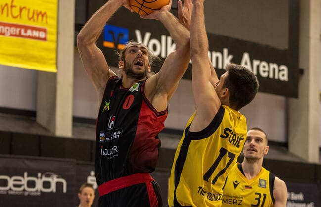 Adam Pechacek Artland Dragons, 0 , Mateo Seric Tigers Tuebingen, 17 ¨¨Tigers Tuebingen vs Artland Dragons, 2 Basketball, Bundesliga, Pro A, Barmer 2 Basketball, Matchday 13, Season 2021 2022, 11 12 2021, ¨¨ Tigers Tuebingen Artland Dragons, Basketball, 2 Bundesliga, Barmer 2 Basketball, Matchday 13, Season 2021 2022, 11 12 2021 Rottenburg. Copyright: xDennisxDuddek xEibnerxPressefotox EP_DDK