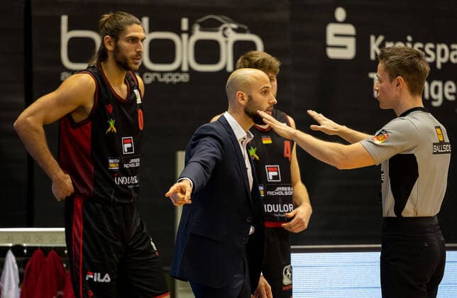 Tuna Isler Artland Dragons, Head Coach ¨¨Tigers Tübingen vs Artland Dragons, 2 Basketball, Bundesliga, Pro A, Barmer 2 Basketball, Matchday 13, Season 2021 2022, 11 12 2021, ¨¨ Tigers Tübingen Artland Dragons, Basketball, 2 Bundesliga, Barmer 2 Basketball, Matchday 13, Season 2021 2022, 11 12 2021 Rottenburg. Copyright: xDennisxDuddek xEibnerxPressefotox EP_DDK