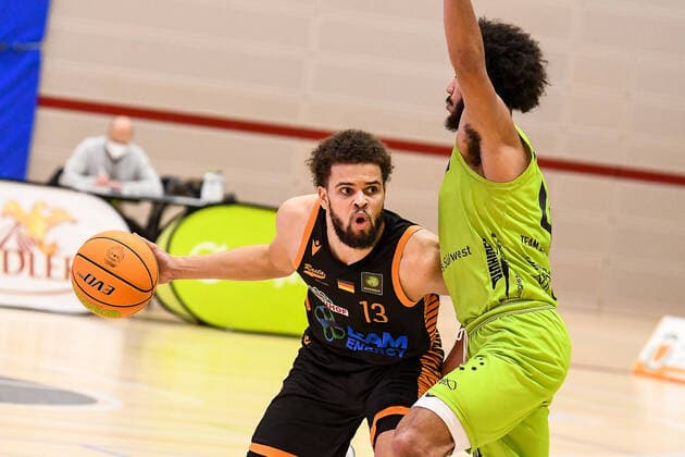 GER, ProA, Team Ehingen Urspring vs RASTA Vechta 11 12 2021, JVG Halle, Ehingen, GER, ProA, Team Ehingen Urspring vs RASTA Vechta, pictured Sheldon Eberhardt Vechta, 13 , Tyler Cheese Ehingen, 4 nordphotoxGmbHx xHafner nph00200