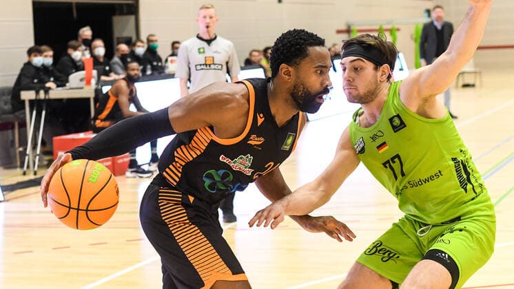 GER, ProA, Team Ehingen Urspring vs RASTA Vechta 11 12 2021, JVG Halle, Ehingen, GER, ProA, Team Ehingen Urspring vs RASTA Vechta, in picture Preston Purifoy Vechta, 24 , Jakob Hanzalek Ehingen, 77 nordphotoxGmbHx xHafner nph00200