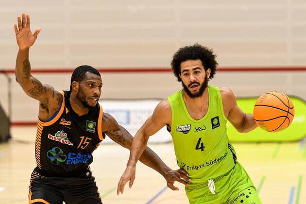 GER, ProA, Team Ehingen Urspring vs RASTA Vechta 11 12 2021, JVG Halle, Ehingen, GER, ProA, Team Ehingen Urspring vs RASTA Vechta, pictured James Washington Vechta, 15 , Tyler Cheese Ehingen, 4 nordphotoxGmbHx xHafner nph00200