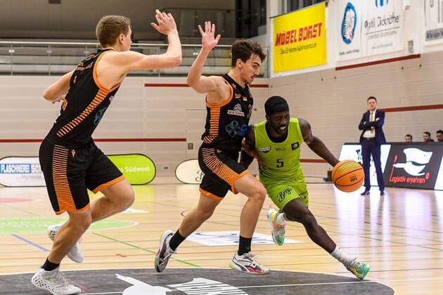 GER, ProA, Team Ehingen Urspring vs RASTA Vechta 11 12 2021, JVG Halle, Ehingen, GER, ProA, Team Ehingen Urspring vs RASTA Vechta, pictured Robin Lodders Vechta, 11 and Kristofer Krause Vechta, 36 defending against Munis Tutu Ehingen, 5. nordphotoxGmbHx xHafner nph00200