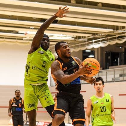 GER, ProA, Team Ehingen Urspring vs RASTA Vechta 11 12 2021, JVG Halle, Ehingen, GER, ProA, Team Ehingen Urspring vs RASTA Vechta, in the picture James Washington Vechta, 15 puts through against Munis Tutu Ehingen, 5, Takiula Fahrensohn Ehingen, 20 nordphotoxGmbHx xHafner nph00200