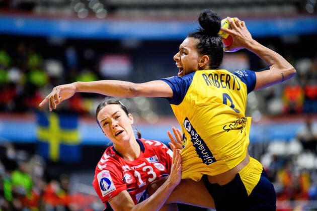 Sport Themen der Woche KW49 211211 Kari Brattset Dale of Norway and Jamina Roberts of Sweden during the IHF Women?s World Championship, WM, Weltmeisterschaft handball match between Sweden and Norway on December 11, 2021 in Castello. Photo: Ludvig Thunman BILDBYRAN kod LT LT0229 handball handboll handball bbeng vm handball-vm handbolls-vm ihf handball world championship world handball championship 2021 world championship 2021 sweden sverige norway norge dam *** 211211 Kari Brattset Dale of Norway and Jamina Roberts of Sweden during the IHF Women Worlds World Championship handball match between Sweden and Norway on December 11, 2021 in Castello Photo Ludvig Thunman BILDBYRAN kod LT LT0229 handball handboll handball bbeng vm handball vm handbolls vm ihf handball world championship world handball championship 2021 world championship 2021 sweden sverige norway norge dam,  Copyright: LUDVIGxTHUNMAN BB211211LT050