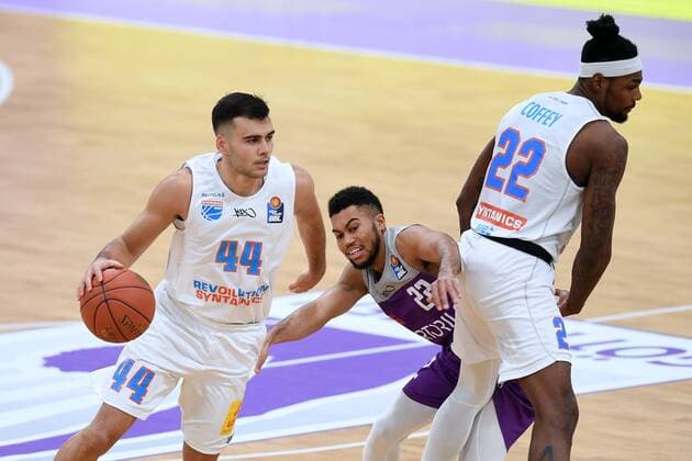 Nikola Rebic Mitteldeutscher BC on the ball , Stephen Brown Jr BG Goettingen , Chris Coffey Mitteldeutscher BC R , Basketball, Bundesliga, BBL, BG Goettingen Syntainics MBC, 11 12 2021, BG Goettingen Mitteldeutscher BC, Basketball, Bundesliga, GER, BBL, 11 12 2021 Goettingen Copyright: xEibner-Pressefotox-xRolandxSippelx