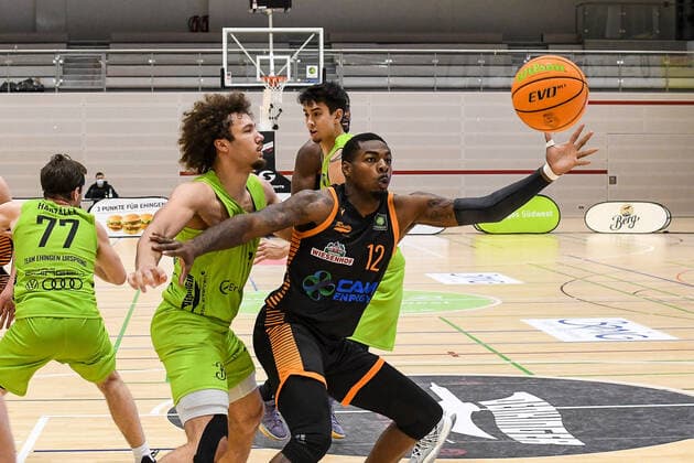 GER, ProA, Team Ehingen Urspring vs RASTA Vechta 11 12 2021, JVG Halle, Ehingen, GER, ProA, Team Ehingen Urspring vs RASTA Vechta, in the picture Tajuan Agee Vechta, 12 gets the ball against Zach Walton Ehingen, 6 nordphotoxGmbHx xHafner nph00200