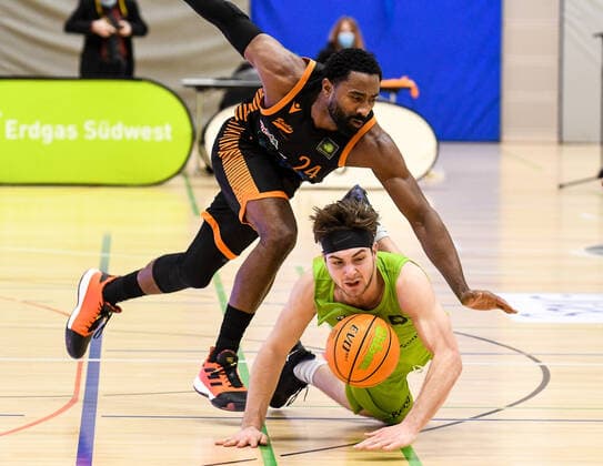 GER, ProA, Team Ehingen Urspring vs RASTA Vechta 11 12 2021, JVG Halle, Ehingen, GER, ProA, Team Ehingen Urspring vs RASTA Vechta, pictured Jakob Hanzalek Ehingen, 77 loses the ball against Preston Purifoy Vechta, 24 nordphotoxGmbHx xHafner nph00200
