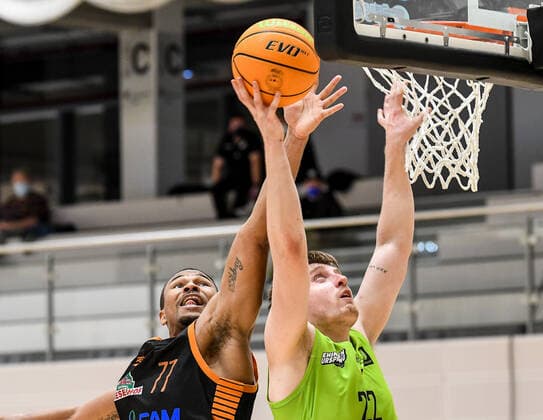 GER, ProA, Team Ehingen Urspring vs RASTA Vechta 11 12 2021, JVG Halle, Ehingen, GER, ProA, Team Ehingen Urspring vs RASTA Vechta, pictured Tyron Nash Vechta, 77 trying to stop Kevin Strangmeyer Ehingen, 22 at the basket. nordphotoxGmbHx xHafner nph00200