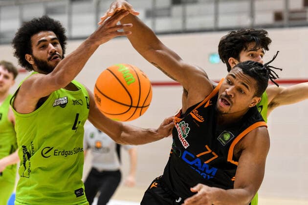 GER, ProA, Team Ehingen Urspring vs RASTA Vechta 11 12 2021, JVG Halle, Ehingen, GER, ProA, Team Ehingen Urspring vs RASTA Vechta, pictured Tyler Cheese Ehingen, 4 , Tyron Nash Vechta, 77 nordphotoxGmbHx xHafner nph00200