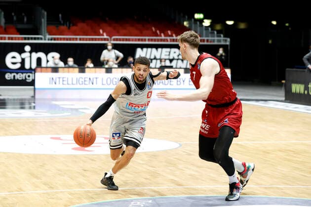 11 12 2021, easyCredit Basketball Bundesliga, BBL, 2021 2022 season, mens, Chemnitz Niners Jobstairs Giessen 46ers Kendale McCullum, Jobstairs Giessen 46ers, Jonas Richter, Niners Chemnitz Chemnitz Fair Chemnitz Saxony Germany