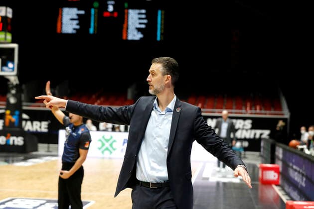 11 12 2021, easyCredit Basketball Bundesliga, BBL, season 2021 2022, men, Chemnitz Niners Jobstairs Giessen 46ers Pete Strobl Head Coach , Jobstairs Giessen 46ers Chemnitz Messe Chemnitz Sachsen Germany