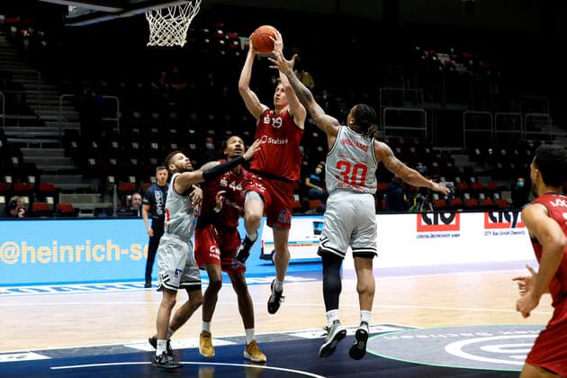 11 12 2021, easyCredit Basketball Bundesliga, BBL, 2021 2022 season, mens, Chemnitz Niners Jobstairs Giessen 46ers Mindaugas Susinskas, Niners Chemnitz, T J Williams, Jobstairs Giessen 46ers Chemnitz Fair Chemnitz Saxony Germany