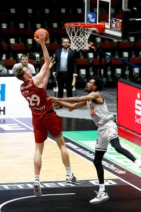 11 12 2021, easyCredit Basketball Bundesliga, BBL, 2021 2022 season, mens, Chemnitz Niners Jobstairs Giessen 46ers Mindaugas Susinskas, Niners Chemnitz, Jalen Tate, Jobstairs Giessen 46ers Chemnitz Messe Chemnitz Sachsen Germany