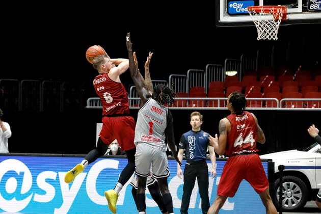11 12 2021, easyCredit Basketball Bundesliga, BBL, 2021 2022 season, mens, Chemnitz Niners Jobstairs Giessen 46ers Jan Niklas Wimberg, Niners Chemnitz, Nuni Omot, Jobstairs Giessen 46ers Chemnitz Messe Chemnitz Sachsen Germany