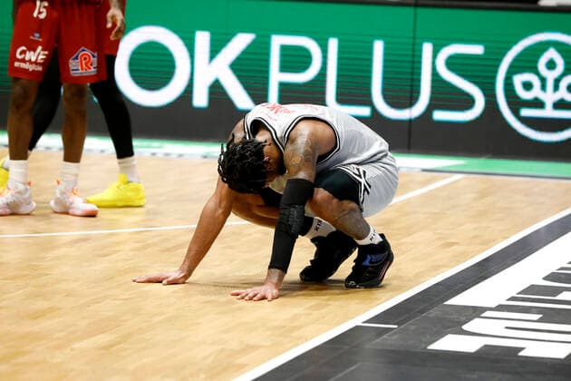 11 12 2021, easyCredit Basketball Bundesliga, BBL, 2021 2022 season, men, Chemnitz Niners Jobstairs Giessen 46ers Brayon Blake, Jobstairs Giessen 46ers exhausted on floor Chemnitz Messe Chemnitz Sachsen Germany