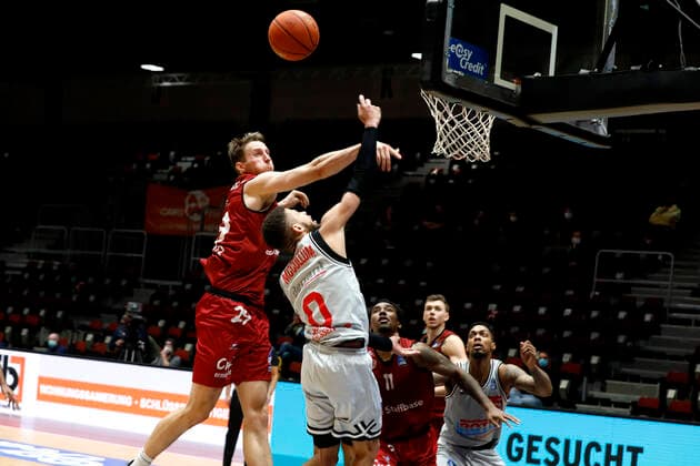 11 12 2021, easyCredit Basketball Bundesliga, BBL, 2021 2022 season, men, Chemnitz Niners Jobstairs Giessen 46ers Mindaugas Susinskas, Niners Chemnitz, Kendale McCullum, Jobstairs Giessen 46ers Chemnitz Messe Chemnitz Sachsen Germany