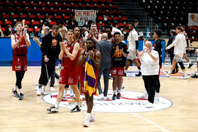 11 12 2021, easyCredit Basketball Bundesliga, BBL, 2021 2022 season, mens, Chemnitz Niners Jobstairs Giessen 46ers Frantz Massenat, Niners Chemnitz, Mindaugas Susinskas, Niners Chemnitz cheering Chemnitz Fair Chemnitz Saxony Germany