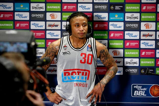 11 12 2021, easyCredit Basketball Bundesliga, BBL, 2021 2022 season, mens, Chemnitz Niners Jobstairs Giessen 46ers T J Williams, Jobstairs Giessen 46ers interviewing Chemnitz Messe Chemnitz Sachsen Germany