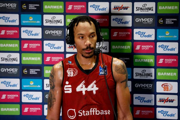 11 12 2021, easyCredit Basketball Bundesliga, BBL, 2021 2022 season, men, Chemnitz Niners jobstairs Giessen 46ers Darion Atkins, Niners Chemnitz interviewing Chemnitz Fair Chemnitz Saxony Germany