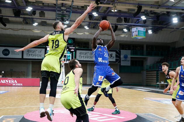 10 Matchday of the easyCredit BBL Basketball Bundesliga at Oberfrankenhalle in Bayreuth Season 2021 2022 Medi Bayreuth vs Fraport Skyliners Frankfurt Martynas Sajus Medi Bayreuth 19 left Will Cherry Fraport Skyliners Frankfurt 29 right