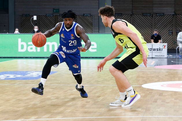 10 Matchday of the easyCredit BBL Basketball Bundesliga at Oberfrankenhalle in Bayreuth Season 2021 2022 Medi Bayreuth vs Fraport Skyliners Frankfurt Kevin Wohlrath Medi Bayreuth 6 right Will Cherry Fraport Skyliners Frankfurt 29 left