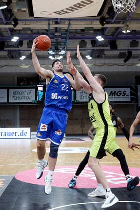 10 Matchday of the easyCredit BBL Basketball Bundesliga at Oberfrankenhalle in Bayreuth Season 2021 2022 Medi Bayreuth vs Fraport Skyliners Frankfurt Moritz Sanders Medi Bayreuth 14 right Brooks DeBisschop Fraport Skyliners Frankfurt 22 left