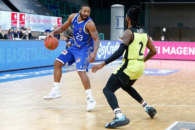 10 Matchday of the easyCredit BBL Basketball Bundesliga at Oberfrankenhalle in Bayreuth Season 2021 2022 Medi Bayreuth vs Fraport Skyliners Frankfurt Sacar Anim Medi Bayreuth 2 right Quantez Robertson Fraport Skyliners Frankfurt 23 left