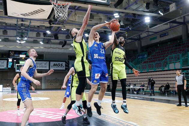 10 Matchday of the easyCredit BBL Basketball Bundesliga at Oberfrankenhalle in Bayreuth Season 2021 2022 Medi Bayreuth vs Fraport Skyliners Frankfurt Martynas Sajus Medi Bayreuth 19 left Sacar Anim Medi Bayreuth 2 right Lorenz Brenneke Fraport Skyliners Frankfurt 21 center