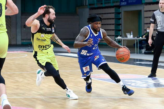 10 Matchday of the easyCredit BBL Basketball Bundesliga at Oberfrankenhalle in Bayreuth Season 2021 2022 Medi Bayreuth vs Fraport Skyliners Frankfurt Bastian Doreth Medi Bayreuth 10 left Will Cherry Fraport Skyliners Frankfurt 29 right
