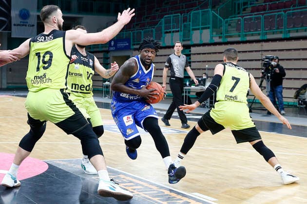 10 Matchday of the easyCredit BBL Basketball Bundesliga at Oberfrankenhalle in Bayreuth Season 2021 2022 Medi Bayreuth vs Fraport Skyliners Frankfurt Martynas Sajus Medi Bayreuth 19 left Philip Jalalpoor Medi Bayreuth 7 right Will Cherry Fraport Skyliners Frankfurt 29 center