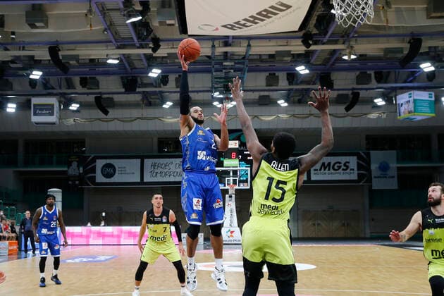 10 Matchday of the easyCredit BBL Basketball Bundesliga at Oberfrankenhalle in Bayreuth Season 2021 2022 Medi Bayreuth vs Fraport Skyliners Frankfurt Terry Allen Medi Bayreuth 15 right Rasheed Moore Fraport Skyliners Frankfurt 20 left