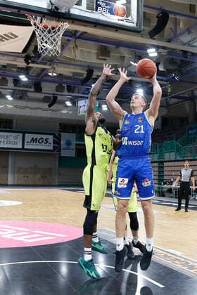 10 Matchday of the easyCredit BBL Basketball Bundesliga at Oberfrankenhalle in Bayreuth Season 2021 2022 Medi Bayreuth vs Fraport Skyliners Frankfurt Terry Allen Medi Bayreuth 15 left Lorenz Brenneke Fraport Skyliners Frankfurt 21 right