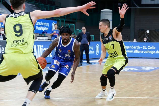 10 Matchday of the easyCredit BBL Basketball Bundesliga at Oberfrankenhalle in Bayreuth Season 2021 2022 Medi Bayreuth vs Fraport Skyliners Frankfurt Philip Jalalpoor Medi Bayreuth 7 right Will Cherry Fraport Skyliners Frankfurt 29 center