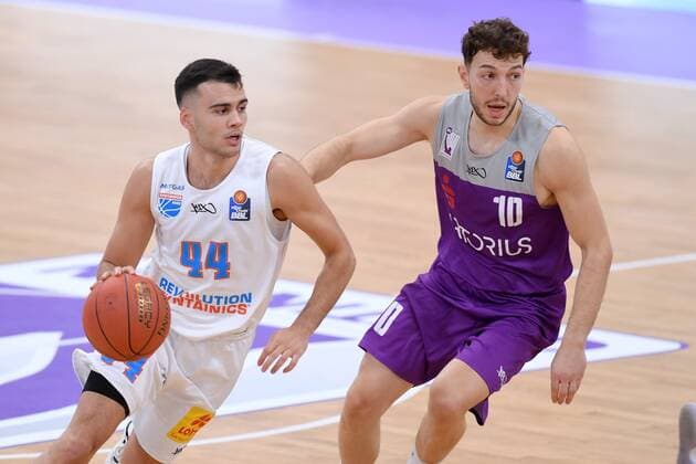 Nikola Rebic Mitteldeutscher BC on the ball , Haris Hujic BG Goettingen R , Basketball, Bundesliga, BBL, BG Goettingen Syntainics MBC, 11 12 2021, BG Goettingen Mitteldeutscher BC, Basketball, Bundesliga, GER, BBL, 11 12 2021 Goettingen Copyright: xEibner-Pressefotox-xRolandxSippelx