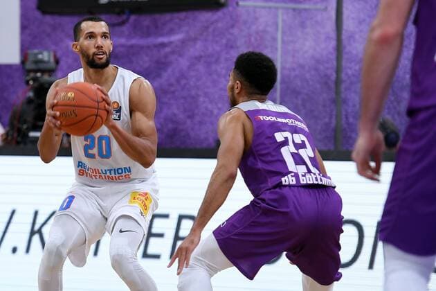 Jamel Morris Mitteldeutscher BC on the ball , Stephen Brown Jr BG Goettingen R , Basketball, Bundesliga, BBL, BG Goettingen Syntainics MBC, 11 12 2021, BG Goettingen Mitteldeutscher BC, Basketball, Bundesliga, GER, BBL, 11 12 2021 Goettingen Copyright: xEibner-Pressefotox-xRolandxSippelx