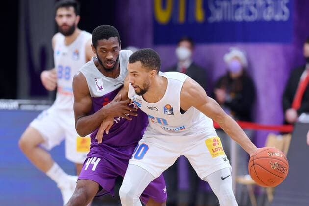 Jamel Morris Mitteldeutscher BC on the ball , Kamar Baldwin BG Goettingen L , Basketball, Bundesliga, BBL, BG Goettingen Syntainics MBC, 11 12 2021, BG Goettingen Mitteldeutscher BC, Basketball, Bundesliga, GER, BBL, 11 12 2021 Goettingen Copyright: xEibner-Pressefotox-xRolandxSippelx