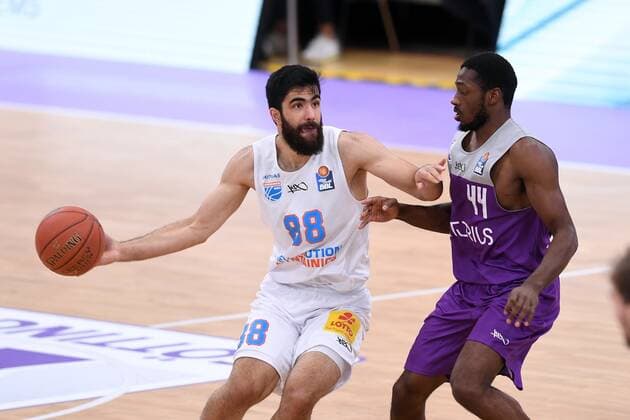 Behnam Yakhchali Mitteldeutscher BC on the ball , Kamar Baldwin BG Goettingen R , Basketball, Bundesliga, BBL, BG Goettingen Syntainics MBC, 11 12 2021, BG Goettingen Mitteldeutscher BC, Basketball, Bundesliga, GER, BBL, 11 12 2021 Goettingen Copyright: xEibner-Pressefotox-xRolandxSippelx